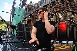 Le Grand playing the 2019 Tomorrowland mainstage