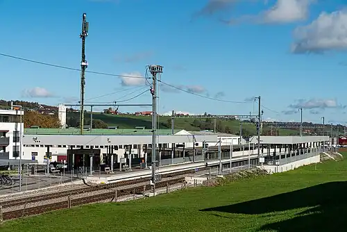 Canopy-covered side platforms
