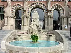 Monumento a Pau Gil (1930), byusebi Arnau, Hospital de Sant Pau.