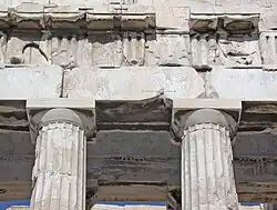 Bâtiment antique : haut des colonnes; entablement avec métopes