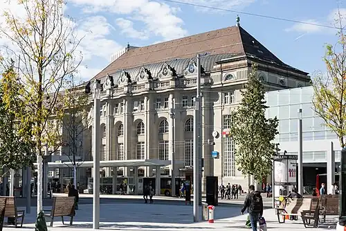 Tall Baroque Revival building