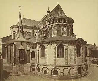 East conche with dwarf gallery from the 13th century, clerestory again Romanesque, windows in the ambulatory are still Gothic