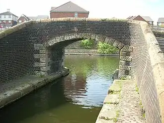 Roving bridge at the junction