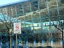 The structural building techniques of the shopping centre apparent from the exterior