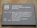 A conmemorative plaque on the Kollegien Building of the University of Göttingen. The plague mentions the destruction of the building in 1944.