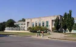 Image 14Jacobs School of Music, part of Indiana University in Bloomington, Indiana, has over 1,600 students. (from Music school)