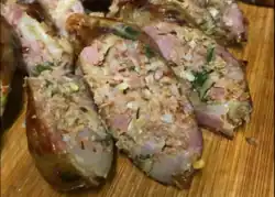 A plate of slices of Laotian sai oua