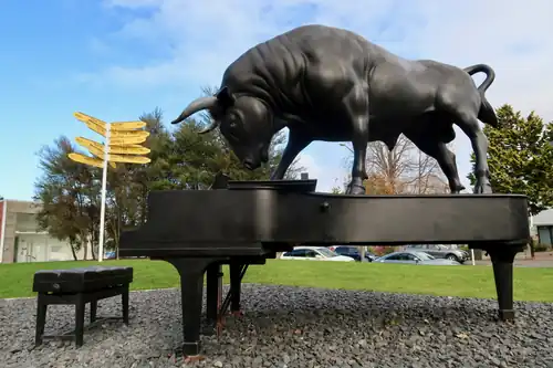 Michael Parekōwhai's 2011 sculpture Chapman's Homer