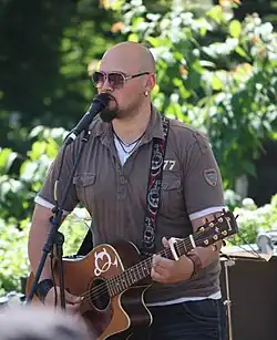 Martti Saarinen performing on Aurinkomäki stage in June 2011