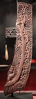 Taurapa (māori canoe sternpost); late 18th-early 19th century; wood and sheel; height: 148 cm; Musée du Quai Branly (Paris)[112]