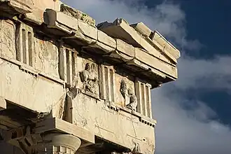 Bâtiment antique : haut des colonnes; entablement avec métopes