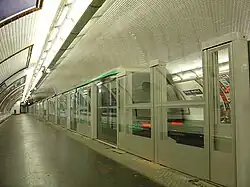 Automatic platform gates at Porte Maillot