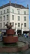 The granite fountain "Fugl med Guldæble" (Bird with Golden Apple) and the Regina building in the background