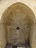 Small wall fountan in the middle of the street faâde